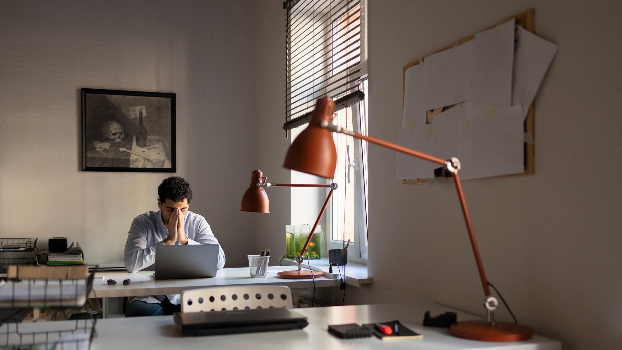 Entorno de trabajo minimalista y bien iluminado